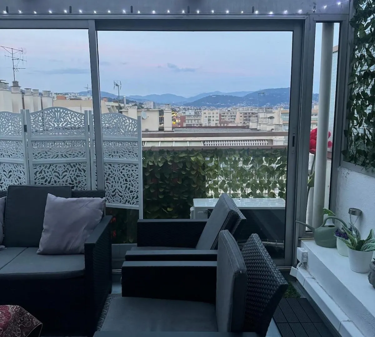 Apartment Top Floor With Sea View, Clim And Veranda Nice